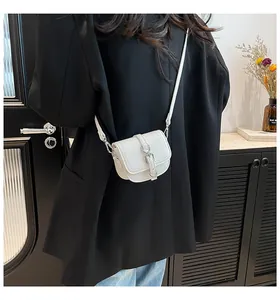 Mini-Satteltasche in Perlweiß mit silbernen Schnallen und Lychee-Ledertextur für Damen