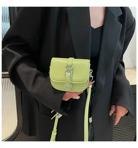 Detailansicht der Mini-Satteltasche in Hellgrün aus strukturiertem Kunstleder mit Schnalle