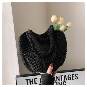 Détails de la texture tissée à la main noire épaisse sur le grand sac de plage