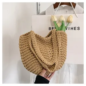 Gros plan sur la texture évidée tissée main du sac cabas en corde de coton kaki