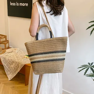 Grand sac cabas en paille tressée avec rayures noires et blanches et bandoulière