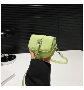 Detail einer hellgrünen Leder-Satteltasche mit Silberschnalle und verstellbarem Gurt