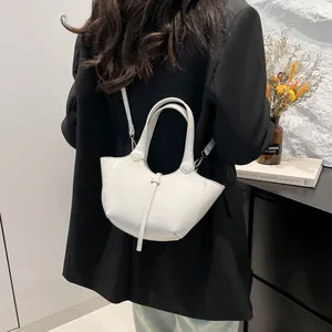 Minimalistische weiße Beuteltasche mit Lederstruktur und vielseitigem Umhängeriemen