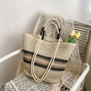 Grand sac cabas en paille tissée avec rayures marron et doubles poignées pour plage