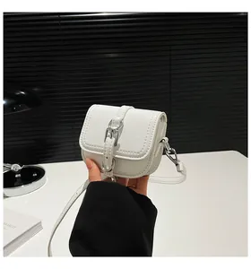 Nahaufnahme der weißen Leder-Satteltasche mit Silberschnalle und verstellbarem Riemen