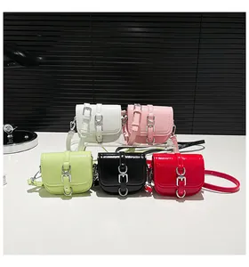 Detailansicht von fünf bunten Mini-Satteltaschen aus glänzendem Lackleder mit Schnallen