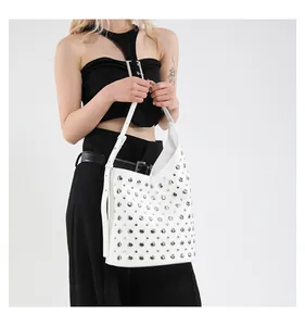 Détail du sac cabas blanc avec rivets argentés décoratifs et texture en cuir de qualité