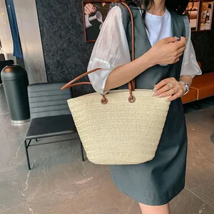 Grand sac cabas en paille beige avec anses en cuir marron pour mode d'été chic