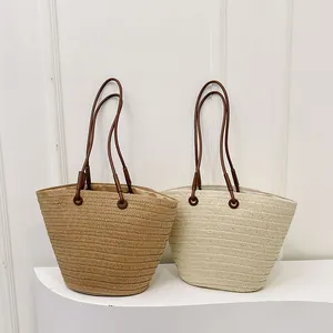 Grands sacs cabas minimalistes en paille tressée marron et crème pour le trajet d'été
