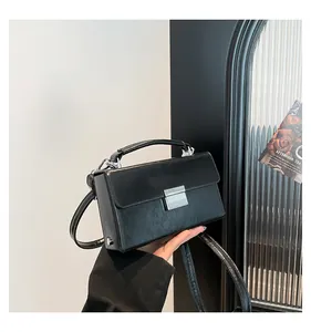 Detailansicht der schwarzen PU-Handtasche mit silberner Schnalle und Tragegriff