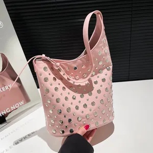 Sac à Épaule avec Rivets pour Femmes Grande Capacité Cuir PU Style Punk Hobo Streetwear Y2K Sac Cabas Clouté