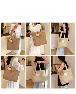 Détails de sacs fourre-tout en paille tissée avec patchs en cuir en kaki et crème
