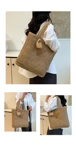 Détail du sac fourre-tout tissé avec écusson en cuir et mini breloque de sac