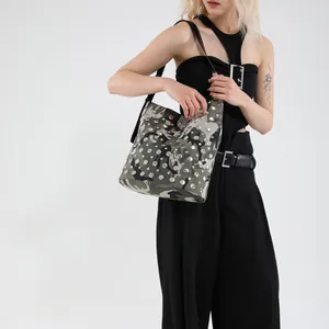 Sac fourre-tout vintage camouflage avec rivets argentés et bandoulière style punk