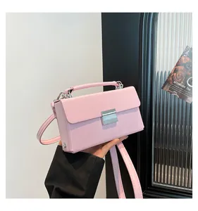 Detail der rosa glänzenden Ledertasche mit silberner Metallschnalle und Griff