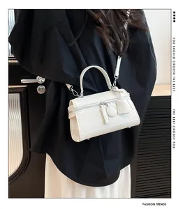 Nahaufnahme einer weißen Handtasche aus Leder mit Lychee-Narbung und silbernen Akzenten