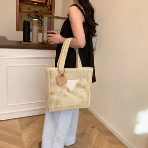 Sac fourre-tout tissé beige avec patch triangulaire et breloque marron au café