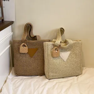 Sacs cabas en paille tressée marron et beige avec motifs ajourés pour vacances d'été
