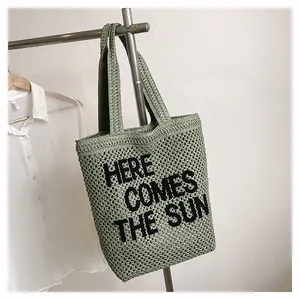 Détail du sac fourre-tout au crochet vert clair avec broderie HERE COMES THE SUN