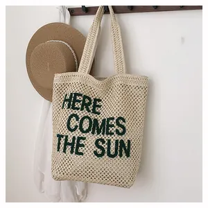 Détail de la texture du sac cabas tissé avec broderie verte Here Comes The Sun