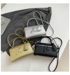 Mehrere Mini-Umhängetaschen in Metallic-Silber, Gold und Schwarz in der Detailansicht