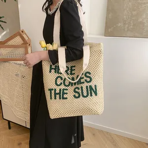 Sac fourre-tout en paille tissée avec imprimé Here Comes The Sun pour style plage d'été
