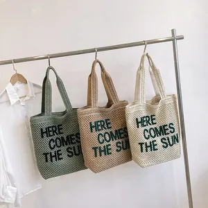 Sacs cabas au crochet faits main avec texte en vert, kaki et crème pour un look bohème