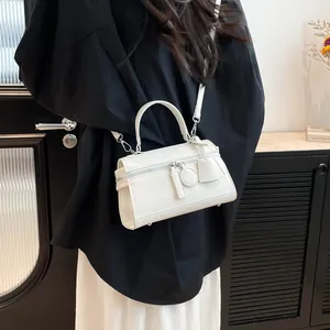 Minimalistische weiße Handtasche aus Leder im Lunchbox-Stil mit Griff und Umhängeriemen