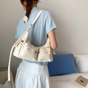 Schicke cremeweiße Umhängetasche mit mehreren Taschen und verstellbarem Riemen