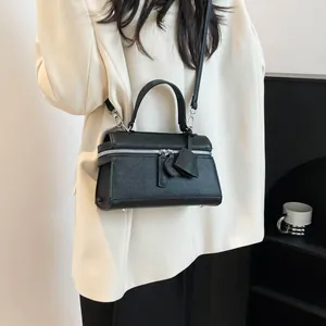 Klassische schwarze Lederhandtasche für Damen mit silbernen Details und Umhängeriemen