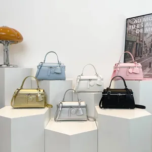 Moderne kleine quadratische Handtasche in sechs Farben mit Henkel und Schultergurt