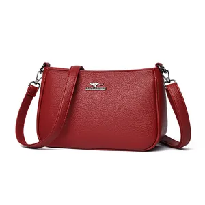 Rote Damen-Umhängetasche aus genarbtem Leder mit silbernem Logo und Schulterriemen