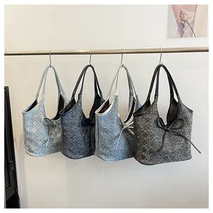 Λεπτομέρεια από πολύχρωμες τσάντες denim με φιόγκους και αστραφτερή υφή πλέγματος
