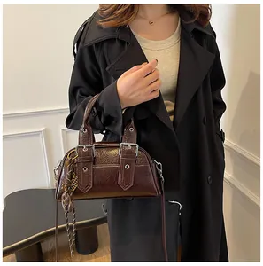 Détail du cuir huilé et de la boucle argentée sur un sac Boston de style vintage élégant