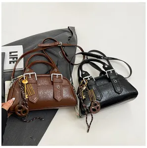 Sacs Boston rétro en cuir texturé avec breloques vintage décoratives et bandoulières