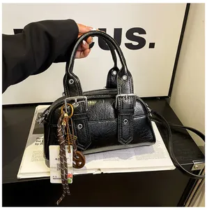 Détails du sac à bandoulière noir en similicuir avec boucles argentées et plis