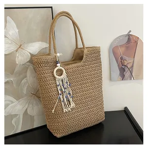 Natürliche Stroh-Tragetasche mit böhmischer Quaste und Evil Eye Anhänger in Beige