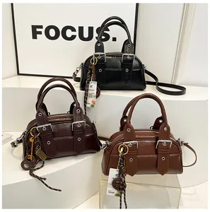 Détail de sacs Boston vintage en noir et marron avec cuir PU plissé à effet brillant