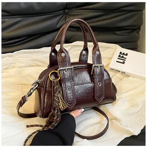 Détail du sac à main vintage en cuir PU marron foncé avec boucle en métal texturé