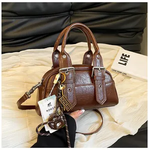 Gros plan détaillé du sac en cuir marron vintage avec rivets et fermeture éclair