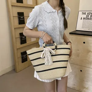 Grand sac cabas en paille crème à rayures noires avec un nœud en dentelle