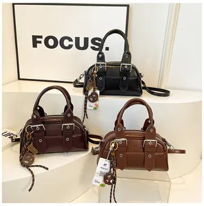 Trio de sacs Boston vintage noirs et marron avec détails métalliques et bandoulière amovible