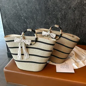 Grand sac cabas en paille avec rayures noires et nœud en dentelle pour les vacances
