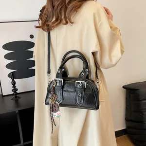 Sac Boston rétro en cuir noir avec charms vintage et bandoulière réglable