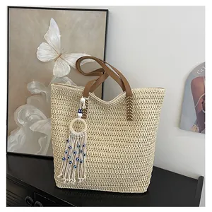 Details zur Strohtasche mit braunen Ledergriffen und bösem Blick Quastenanhänger