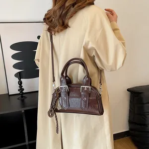 Sac bandoulière rétro marron foncé en cuir PU poli avec texture vintage pour femmes