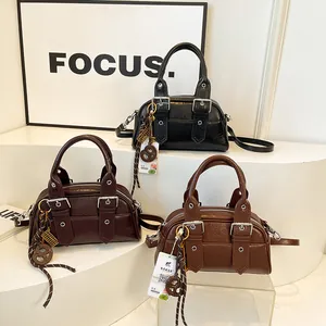 Sac Boston minimaliste pour femme en noir, marron foncé et caramel avec bandoulière