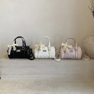 Ensemble de sacs bowling en cuir verni matelassé noir, blanc et rose avec nœuds en dentelle