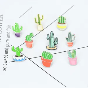 Dettaglio di un set di spille in smalto a forma di cactus colorati con vasi per fiori
