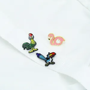Detailansicht von Cartoon-Vogel-Emaille-Pins-Set mit bunten tropischen Vogelmotiven